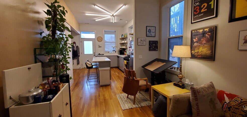 Building Photo - 1135 N Damen Ave