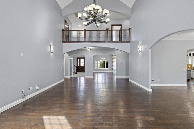 Building Photo - 5 Bedroom Dream Home!