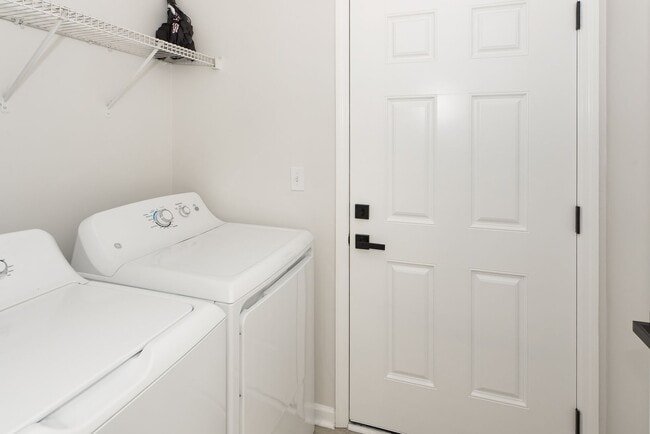 Building Photo - 4 Bedroom 2.5 Bath House in Woodland Lakes - Goose Creek