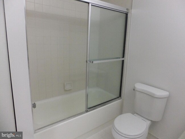 Building Photo - 1650 Oakwood Dr