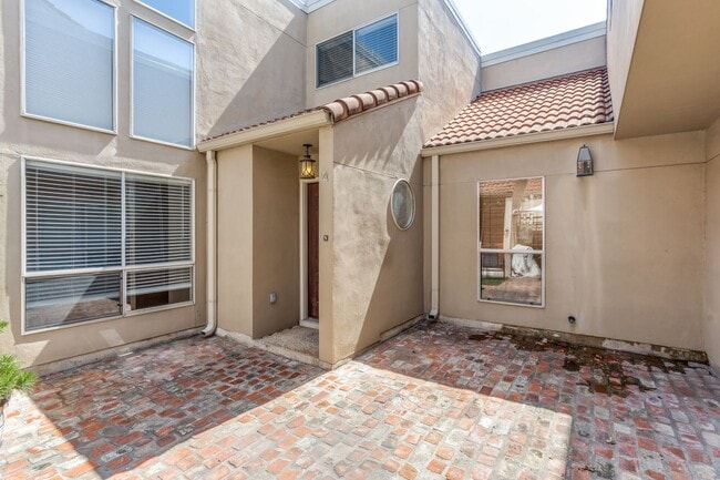 Building Photo - UPDATED 2-BEDROOM TOWNHOME IN MIDTOWN