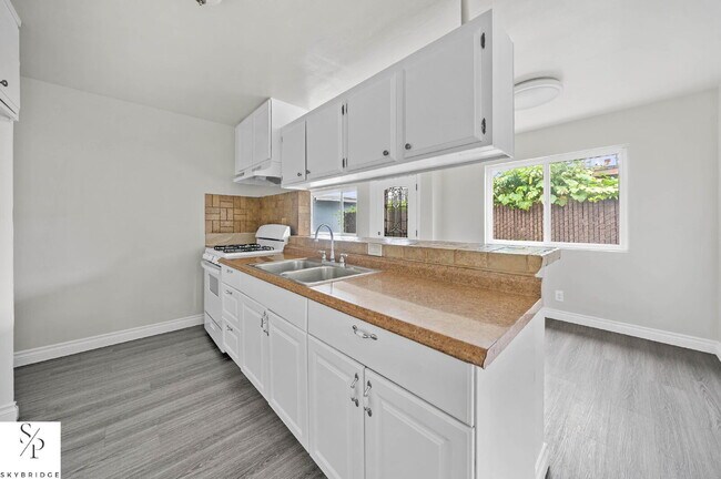 Building Photo - "Charming 2-Bed Sanctuary in the Heart of Downey – Your Ideal Urban Retreat Awaits!"