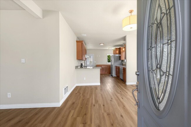 Building Photo - 3Bd/2.25Ba Everett Home