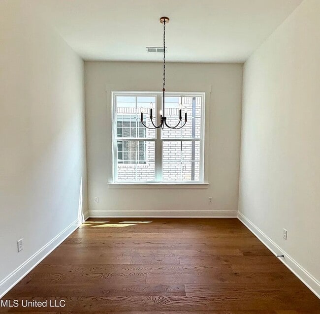 Building Photo - 607 Sunflower St