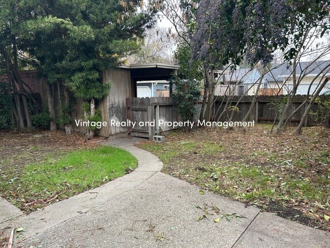 Building Photo - Back On The Rental Market Nice Cozy 3 Bedroom Half Plex Home!!!