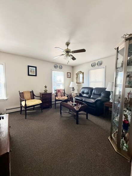 Building Photo - 70 Oak St