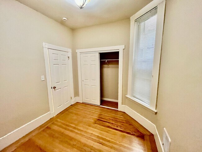 Building Photo - 530 Shrader St