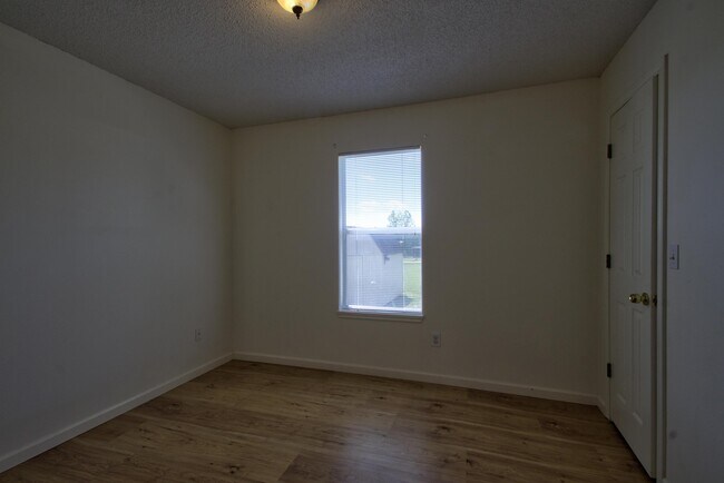 Building Photo - 124 S Burgess Rd