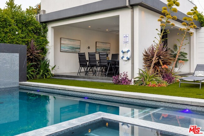 Building Photo - 6201 Lindenhurst Ave