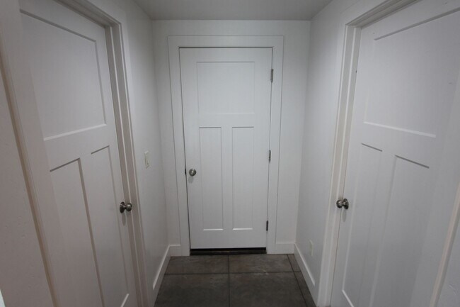 Building Photo - 3BR Home in Mountainaire | Open Layout + Fenced Yard