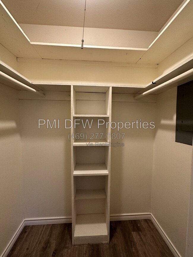 Building Photo - 2120 Blossom Ln