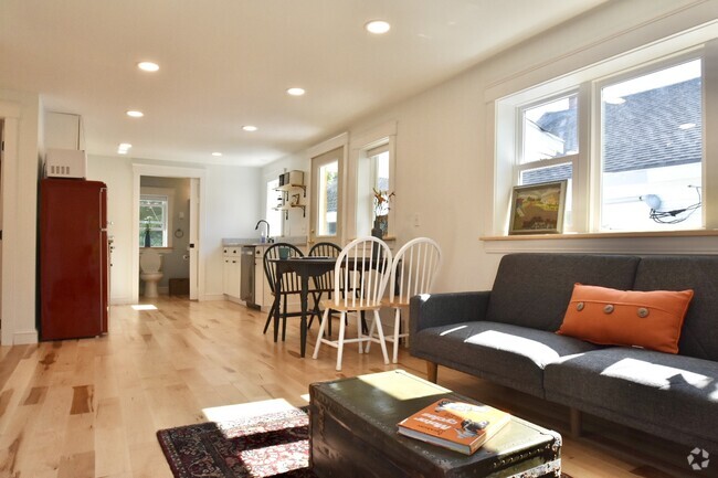 Beautiful Sunny 2nd Fl 2BR apt - 15 Lincoln St