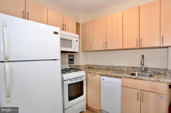 Building Photo - Available for immediate move-in.