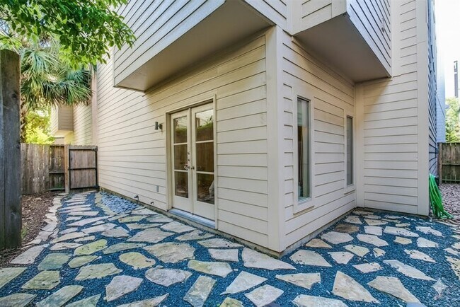 Building Photo - 1408 Vermont St