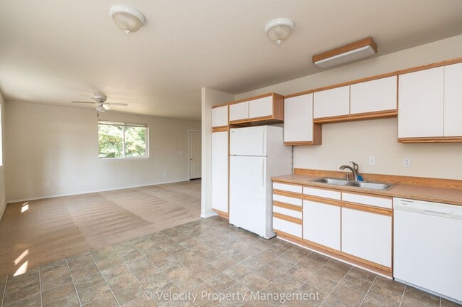Building Photo - Bright and spacious 2 bedroom home!