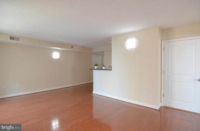 Building Photo - 880 N Pollard St