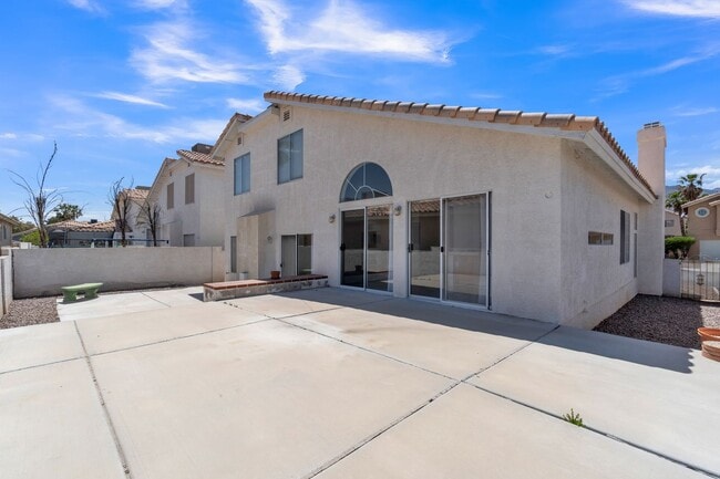 Building Photo - Beautiful Home in West with 4 bedrooms/3 b...