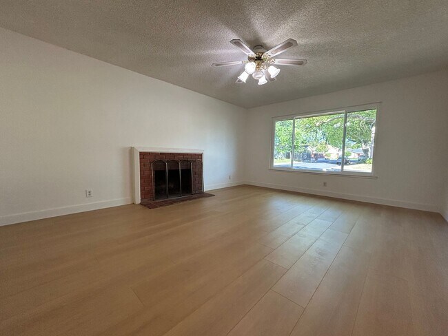 Building Photo - Beautifully Renovated 4 Bedroom 2 Bath Sin...