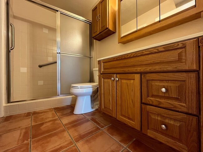 Building Photo - TWO BEDROOM ONE BATH APARTMENT