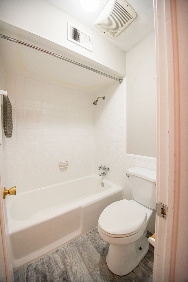 Building Photo - Beautiful home available today!