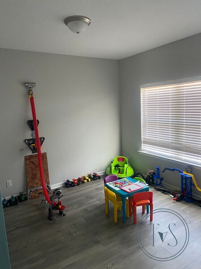 Building Photo - SPRING MOVE-IN SPECIAL AND RATE DROP ALERT...