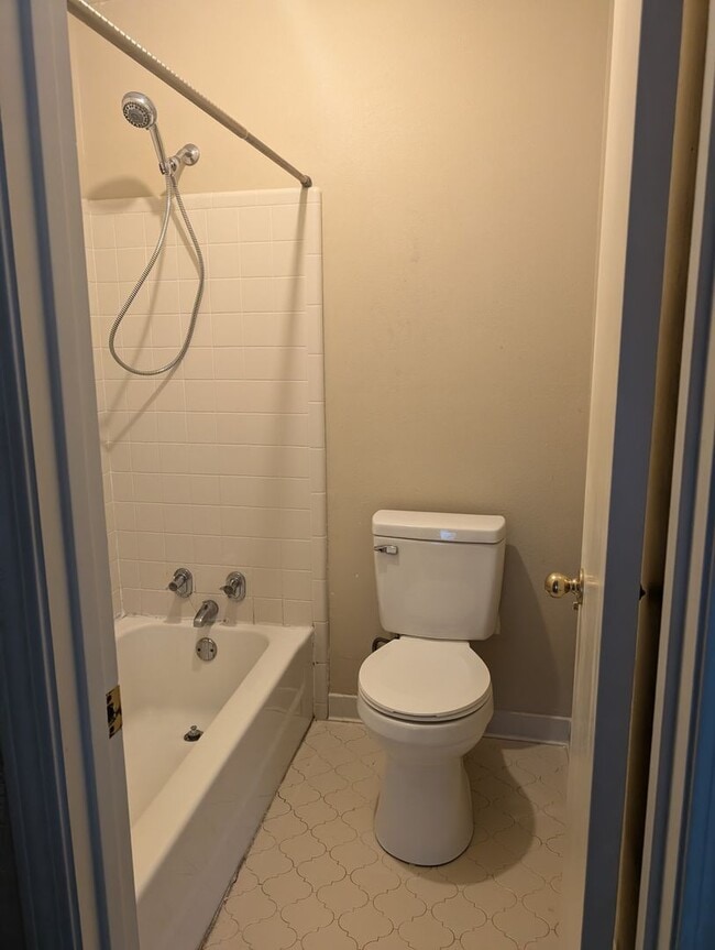 Building Photo - Townhouse 3/2.5 Fenced