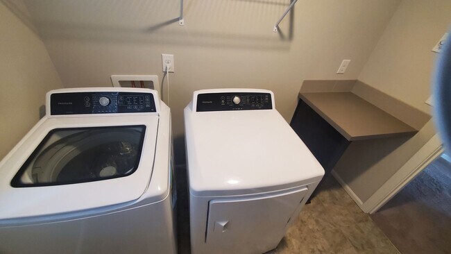 Building Photo - Beautiful Newer Puyallup Home You Will Not...