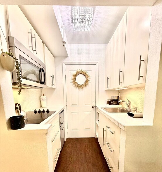Building Photo - 3010 Collins Ave
