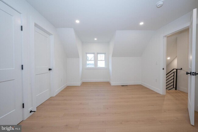 Building Photo - 314 N Essex Ave