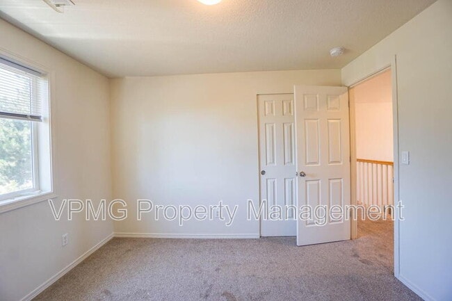 Building Photo - 8907 NE 84th St