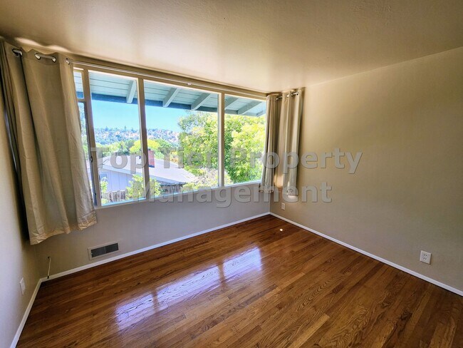 Building Photo - Beautiful 3-bedroom, 2-bathroom home locat...