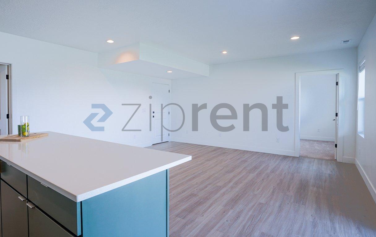 Building Photo - Unit B