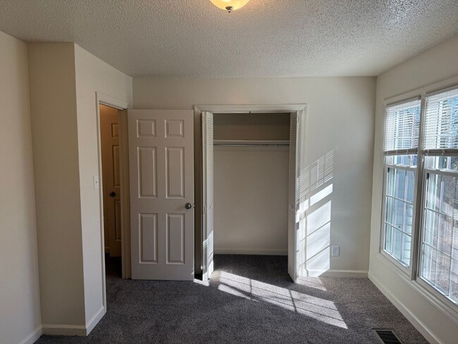 Building Photo - 9100 Parktop Ln NW