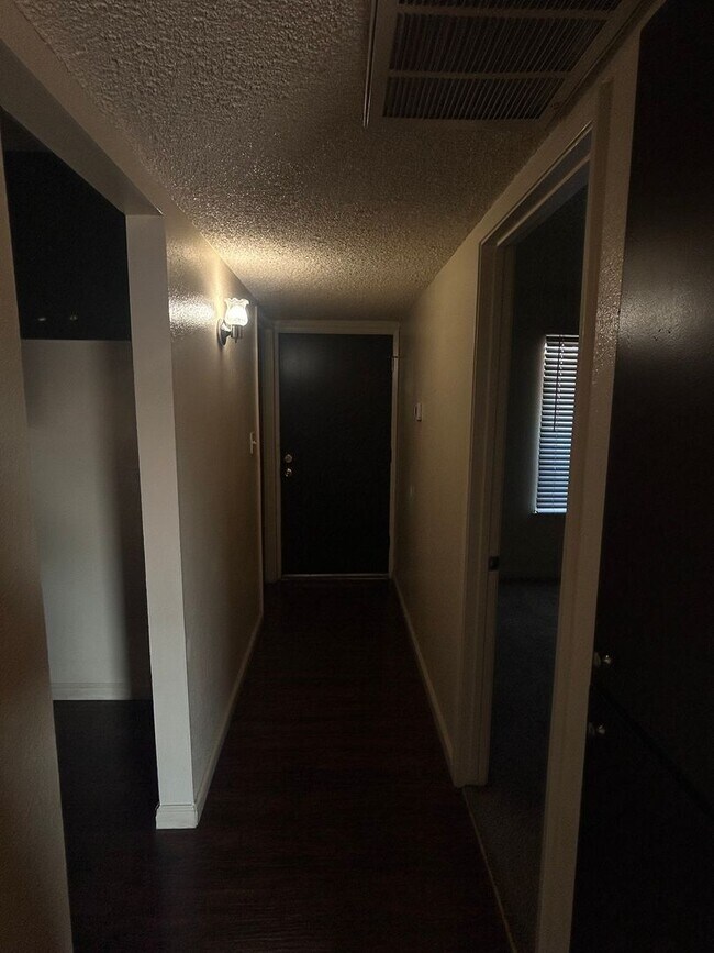Building Photo - Downstairs Apartment Available in Visalia Now!