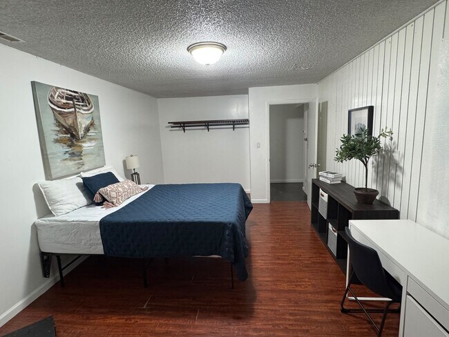 Building Photo - 68 E 200 S