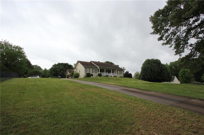 Building Photo - 818 Springlake Rd