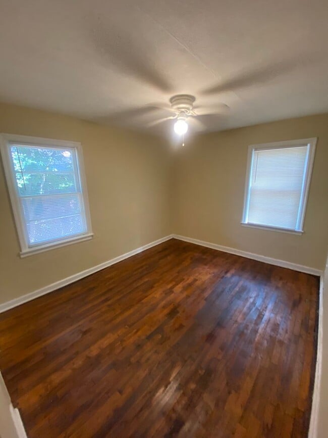 Building Photo - **ON HOLD** 3 Bedroom / 1 Bathroom House f...