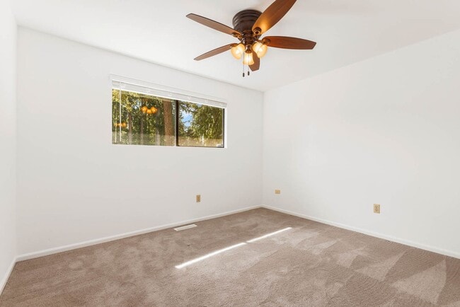 Building Photo - 10716 NE 144th Ct