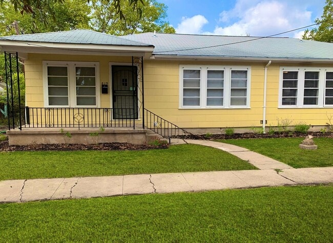 Primary Photo - AMAZING 2 Bedroom / 1 Bath Home!