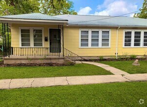 Building Photo - AMAZING 2 Bedroom / 1 Bath Home!