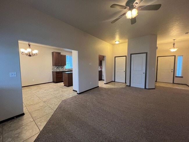 Building Photo - Move in special $400 off first months rent!