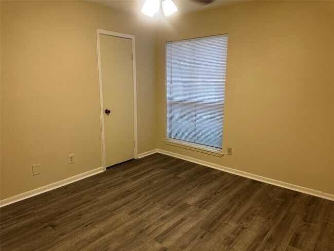 Building Photo - 17401 Red Oak Dr