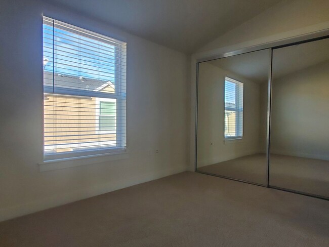 Building Photo - Spacious Townhome, Bonus Room, Fresh Paint...