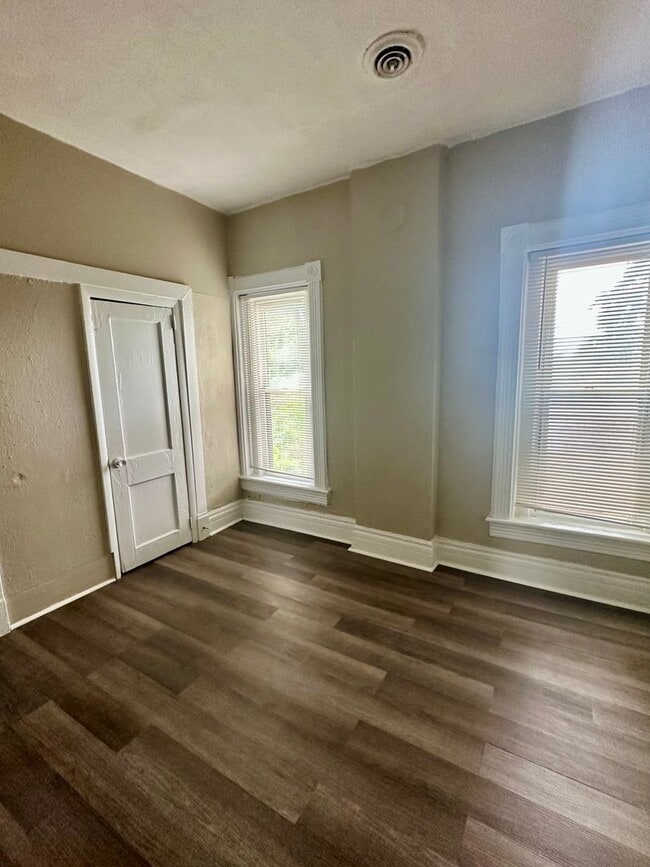 Building Photo - 814 Elmwood Ave