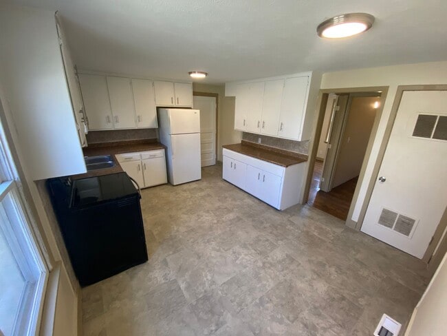 Building Photo - 3 Bed 1 Bath House for Rent