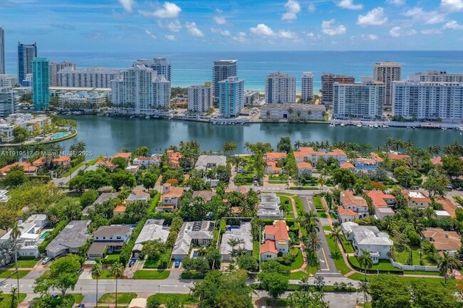 Building Photo - 5915 La Gorce Dr