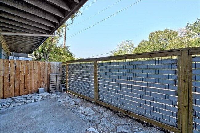Building Photo - 1100 Azie Morton Rd