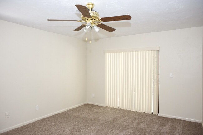 Building Photo - Annual Rental - 2 Bedroom + Den Home with ...