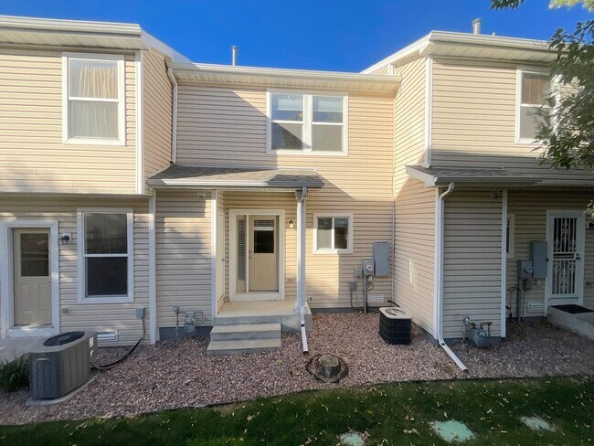 Building Photo - 2 Bedroom Townhome Available Near S Circle...
