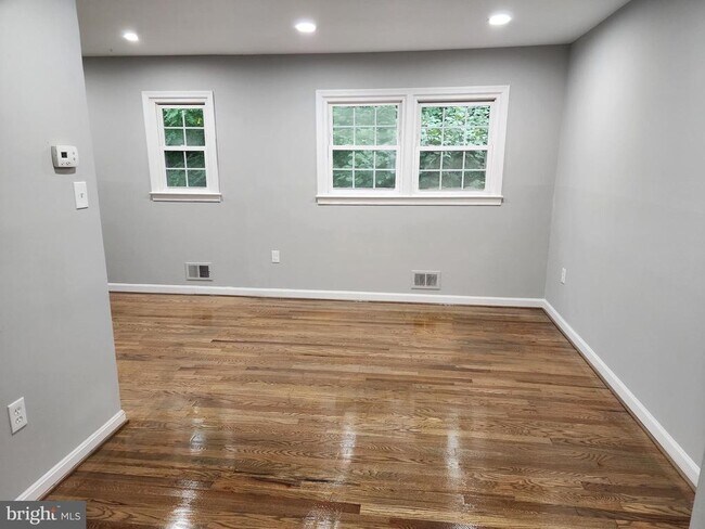 Building Photo - 14477 Village Dr